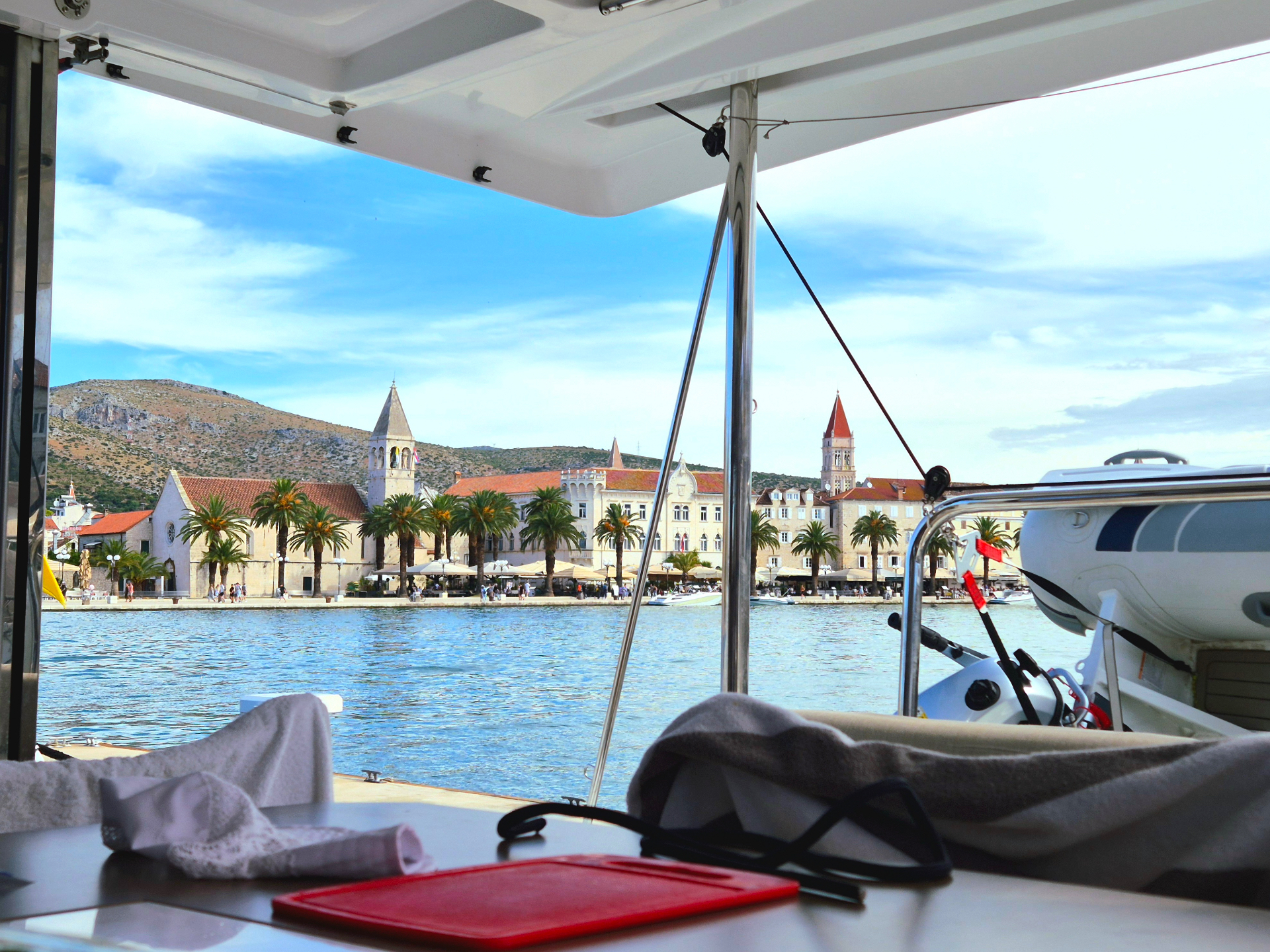 Widok na Trogir z pokładu Free Flow